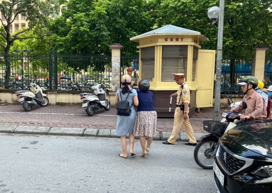 Làm rõ vụ cán bộ CSGT Hà Nội bị tố 'giật tay lái' xe máy làm ngã 2 phụ nữ