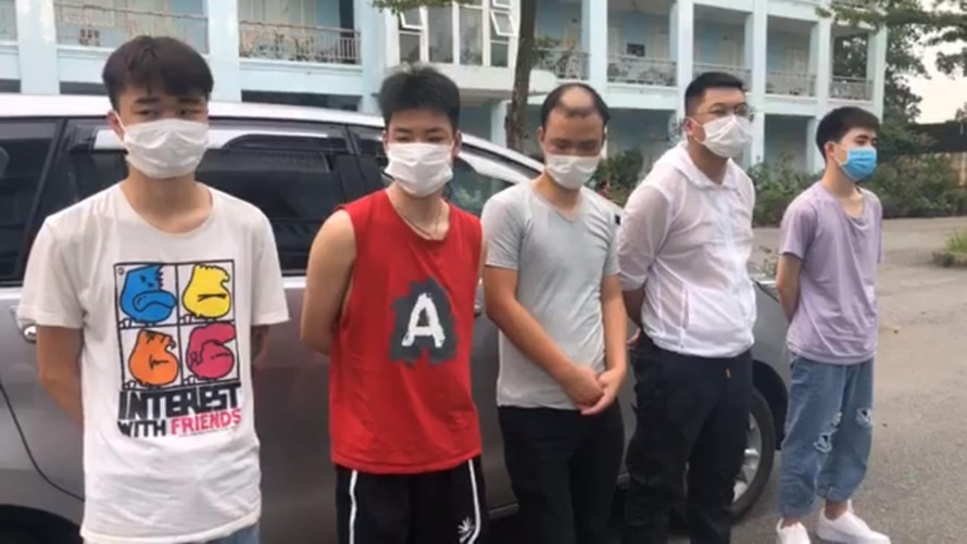 CSGT phát hiện 5 người Trung Quốc nhập cảnh trái phép trên đường ra sân bay Nội Bài