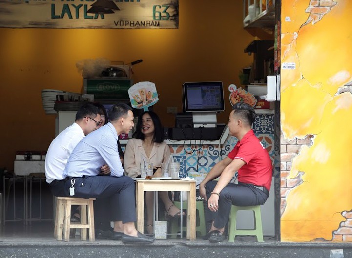 Ngày đầu thực hiện giãn cách trong quán cà phê, nhà hàng ở Hà Nội