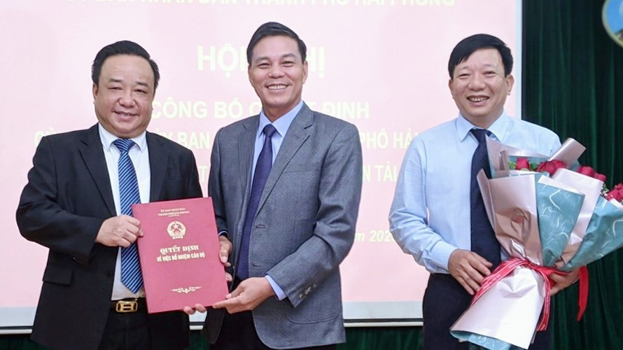 Chủ tịch UBND TP Hải Phòng - ông Nguyễn Văn Tùng trao quyết định bổ nhiệm ông Vũ Duy Tùng giữ chức Giám đốc Sở GTVT.