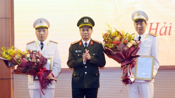 Đại tá Lê Ngọc Châu chúc mừng hai tân Phó giám đốc Công an tỉnh Hải Dương.