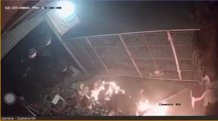 Kinh hoàng cảnh đổ xăng đốt nhà hàng xóm ở Hưng Yên