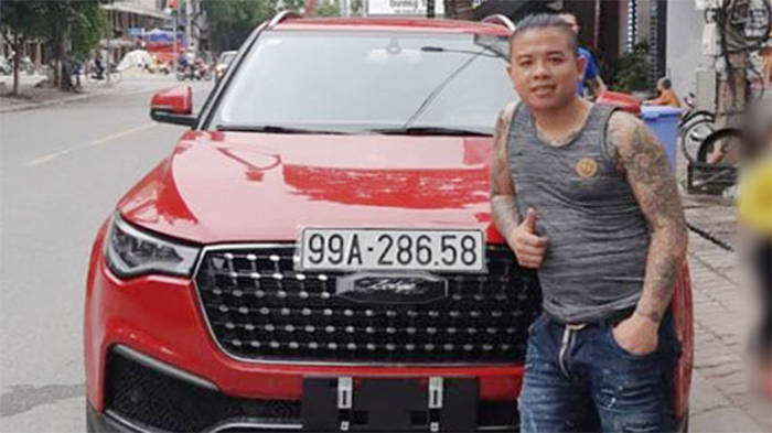 "Thánh chửi" Dương Minh Tuyền bên chiếc ôtô nhãn hiệu Zotye