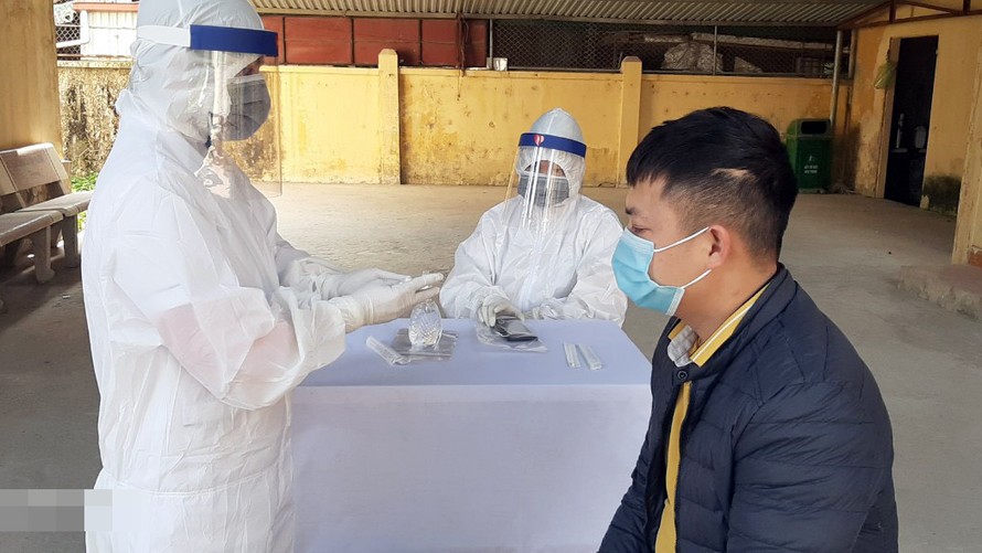 Lực lượng y tế tỉnh Hải Dương lấy mẫu xét nghiệm người dân trên địa bàn.