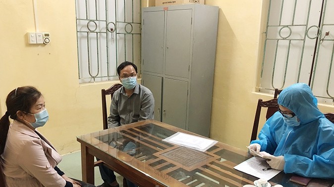 Hai chuyên gia người nước ngoài tại cơ quan chức năng huyện Cẩm Giàng.