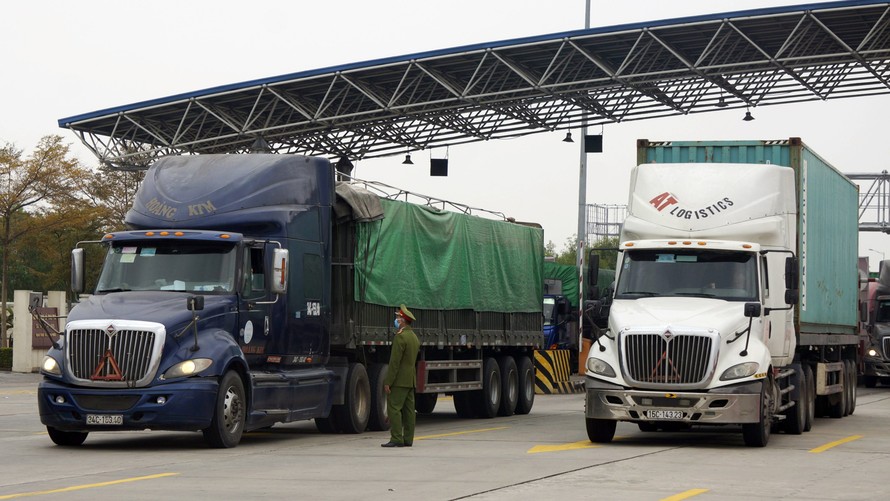 Các phương tiện chở hàng hóa vẫn được qua chốt tại cao tốc Hà Nội - Hải Phòng giao với QL10 để ra cảng sau khi khi đảm bảo yêu cầu phòng chống dịch.