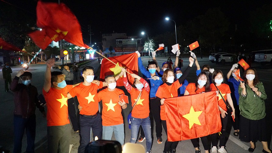 Nhiều người hò reo ăn mừng khi TP Chí Linh gỡ lệnh phong tỏa.