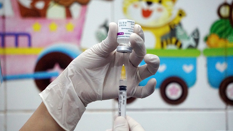 Cận cảnh những mũi tiêm vắc xin COVID-19 đầu tiên ở ‘điểm nóng’ Hải Dương