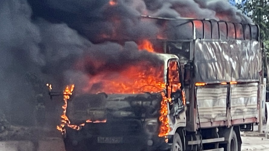 Chiếc xe tải bốc cháy dữ dội trên QL18.