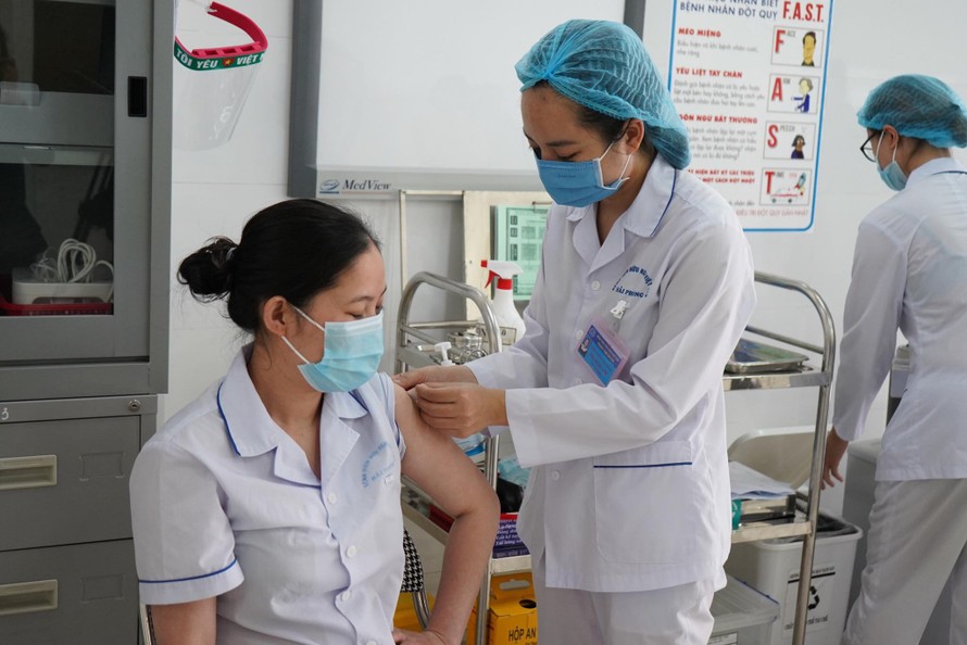 Ngày 11/3, Hải Phòng đã tiến hành tiêm vắc xin COVID-19 cho cán bộ y tế và những người ở tuyến đầu chống dịch