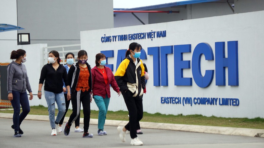 Công nhân đi làm tại Công ty Eastech Việt Nam, dù chưa đáp ứng các quy định phòng chống dịch.