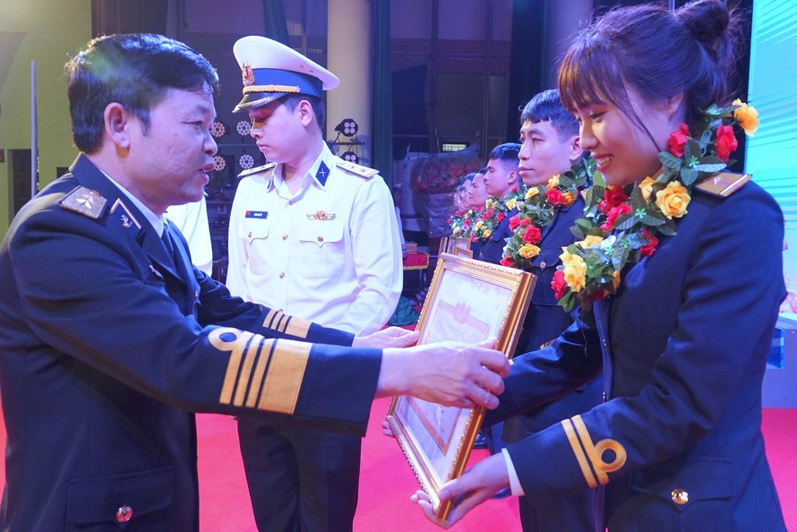 Trung tướng Nguyễn Văn Bổng - Chính ủy Quân chủng Hải quân trao thưởng cho 10 gương mặt trẻ tiêu biểu, chiều 25/3.