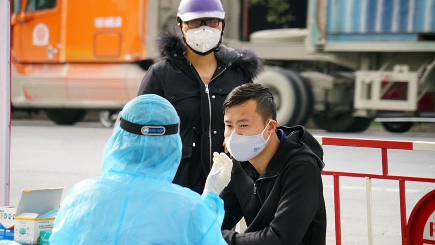 Người dân khai báo y tế tại Bệnh viện GTVT Hải Phòng ngày 22/2.