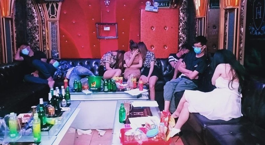 Cảnh sát bắt quả tang nhóm thanh niên mở tiệc ma túy trong quán karaoke New 5 sao tại huyện An Dương, TP Hải Phòng.