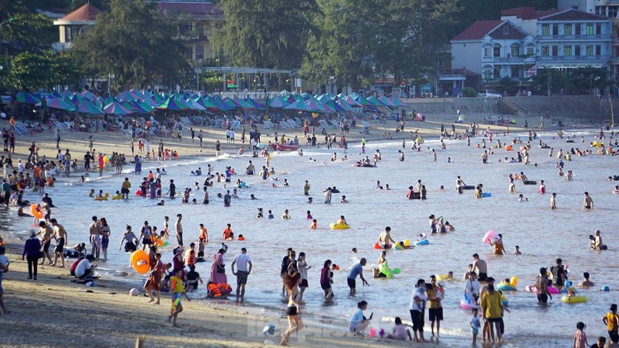 Bãi biển Đồ Sơn kín người tắm biển giải nhiệt trước khi bị dừng hoạt động.
