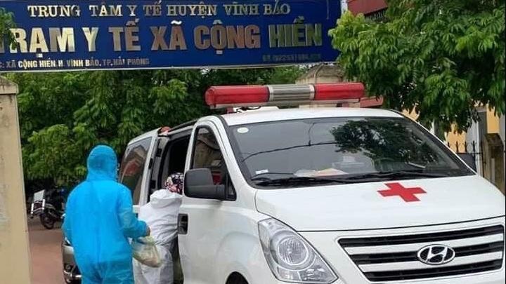 Lực lượng y tế làm nhiệm vụ tại xã Cộng Hiền, huyện Vĩnh Bảo.