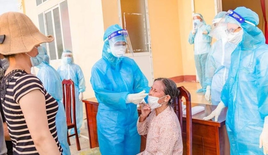 Lực lượng y tế lấy mẫu xét nghiệm diện rộng tại huyện Vĩnh Bảo, TP Hải Phòng.