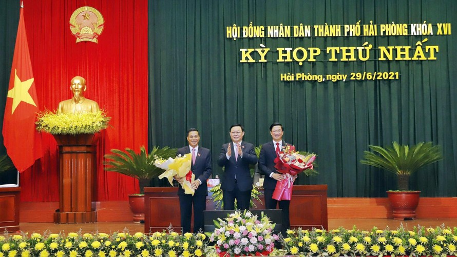 Chủ tịch Quốc hội Vương Đình Huệ tặng hoa, chúc mừng ông Phạm Văn Lập và ông Nguyễn Văn Tùng.