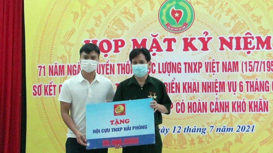 Tặng 50 suất quà tới cựu thanh niên xung phong Hải Phòng