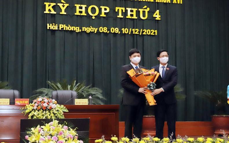 Ông Phạm Văn Lập - Chủ tịch HĐND TP Hải Phòng tặng hoa chúc mừng ông Hoàng Minh Cường, tân Phó Chủ tịch UBND thành phố.
