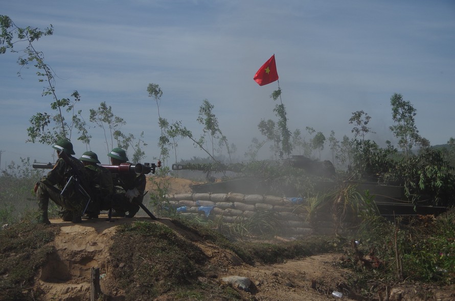 Xe tăng và phân đội súng SPG9 nhả đạn tiêu diệt mục tiêu hỏa lực và mục tiêu kiên cố của địch trong diễn tập KVPT tỉnh Nghệ An 2017