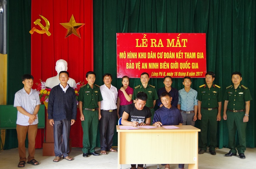 Nhân dân thôn Lũng Pô 2, xã A Mú Sung tham gia gia ký kết bảo vệ chủ quyền lãnh thổ an ninh biên giới 
