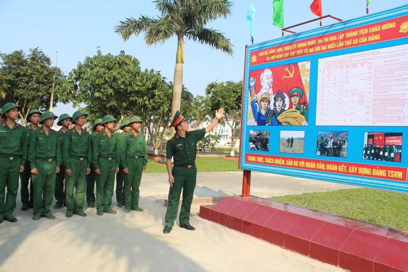 Cán bộ Trung đoàn 764 (Bộ CHQS tỉnh Nghệ An) đang giáo dục truyền thống Quân đội cho các chiến sỹ mới
