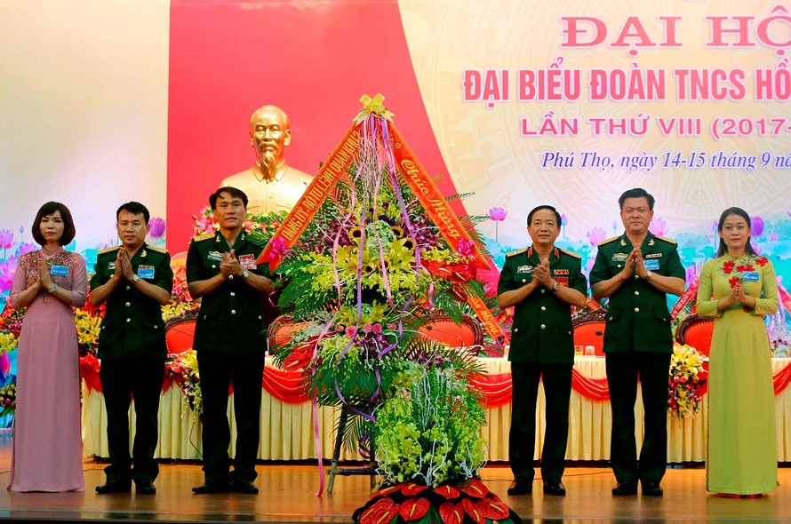 Thiếu tướng Trịnh Văn Quyết, Chính ủy Quân khu 2 tặng hoa chúc mừng đại hội