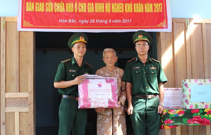 Biên phòng Đà Nẵng giúp dân nghèo sửa nhà