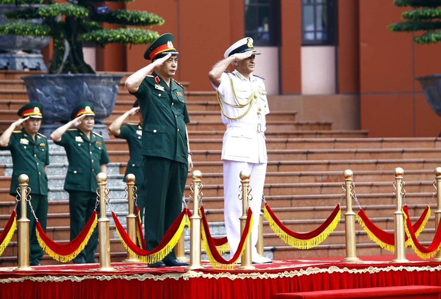Đô đốc Ấn Độ tới Việt Nam hội đàm