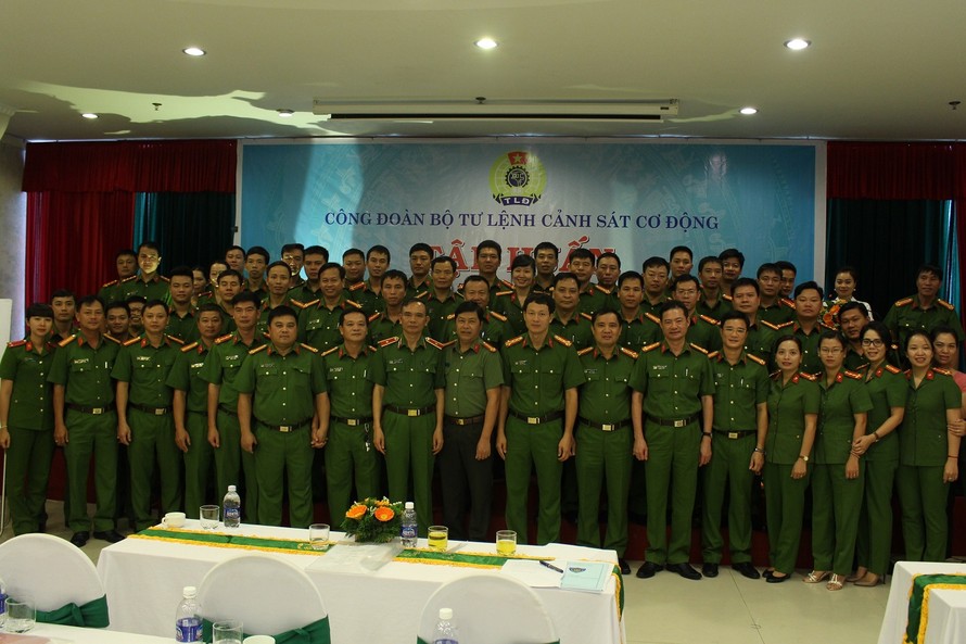 Lãnh đạo Bộ Tư lệnh CSCĐ và các học viên tham gia lớp tập huấn