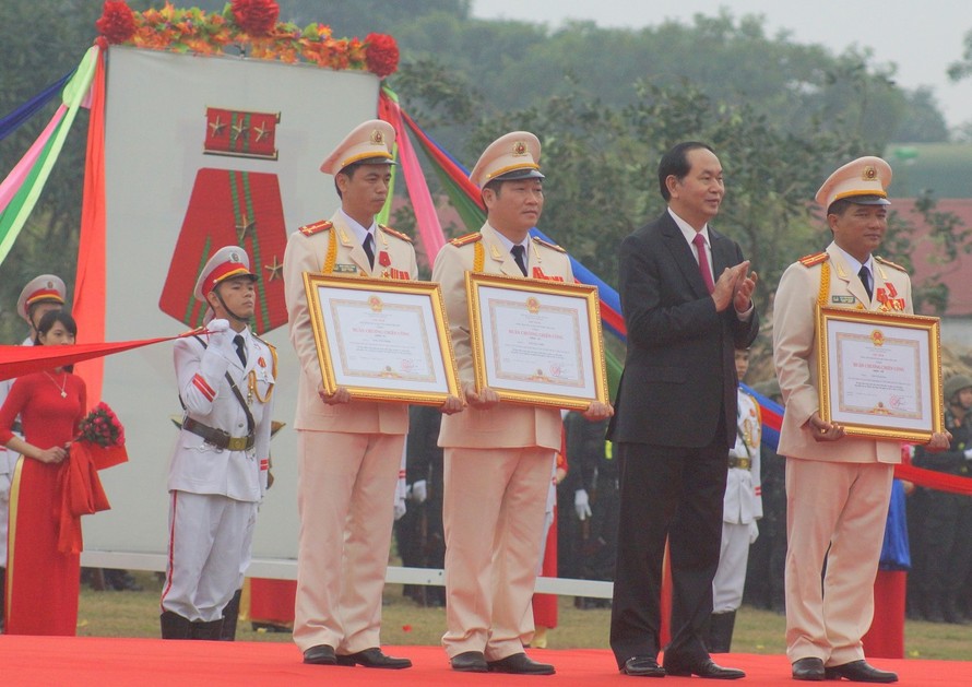 Chủ tịch nước Trần Đại Quang trao tặng Huân chương Chiến công cho cán bộ, ĐVTN Bộ Tư lệnh Cảnh sát Cơ động (3/2017). Ảnh: Nguyễn Minh