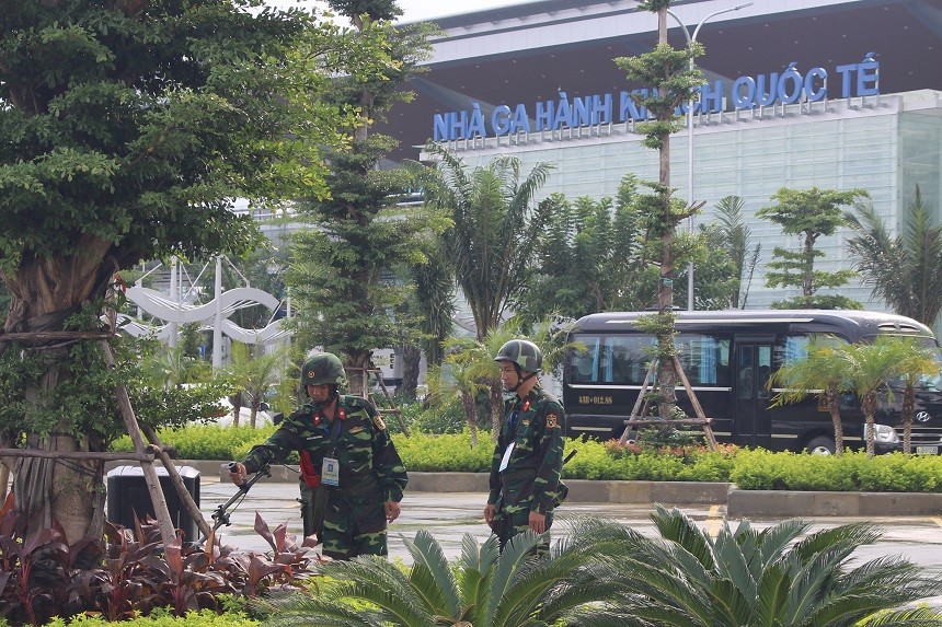 Một tổ công binh đang dò tìm bom mìn, vật nổ tại sân bay Đà Nẵng