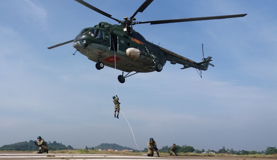 Chiến đấu viên Lữ đoàn Đặc công bộ tham gia huấn luyện cơ động trên không
