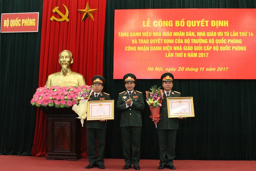 Thừa ủy quyền của Chủ tịch nước, Thượng tướng Phan Văn Giang trao tặng danh hiệu Nhà giáo Nhân dân cho các nhà giáo, sáng 20/11