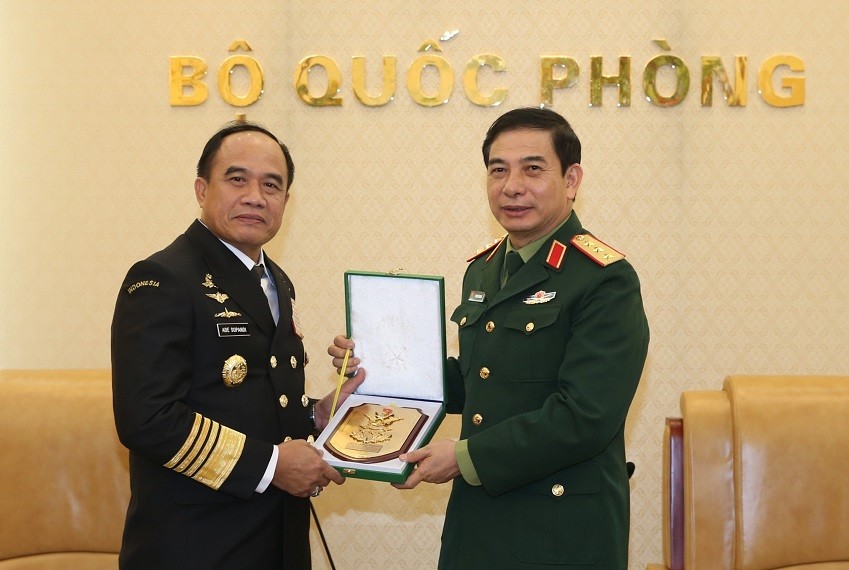 Thượng tướng Phan Văn Giang trao biểu tượng Bộ Tổng tham mưu tặng Đô đốc Ade Supandi 