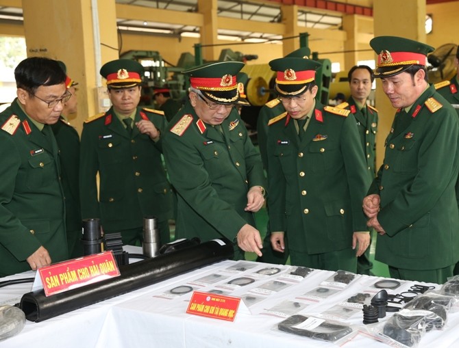 Thượng tướng Nguyễn Chí Vịnh tham quan phân xưởng sản xuất tại Nhà máy Z175