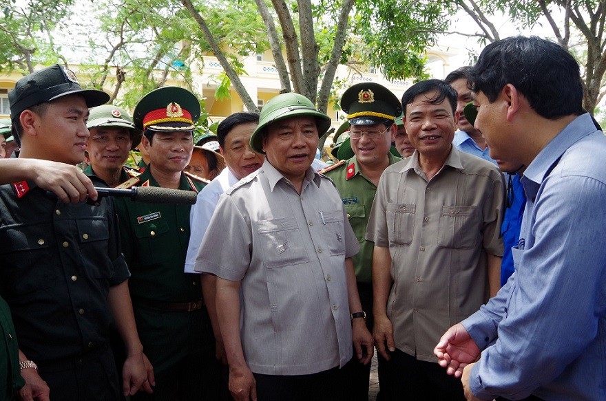 Thủ tướng Nguyễn Xuân Phúc trao đổi, chỉ đạo công tác khắc phục hậu quả sau bão số 10 với lãnh đạo Quân khu 4 và tỉnh Nghệ An