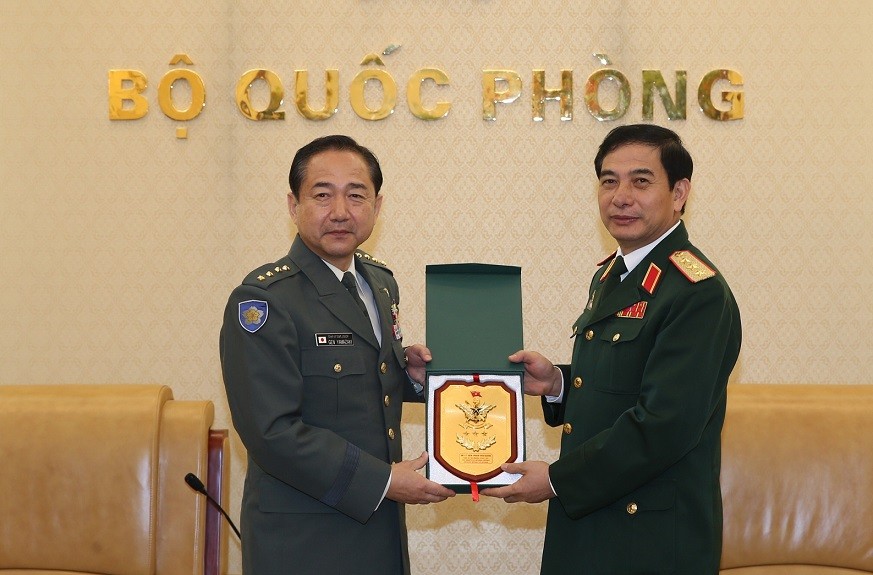 Thượng tướng Phan Văn Giang trao biểu tượng Bộ Tổng tham mưu QĐND Việt Nam tặng Đại tướng Yamazaki Koji
