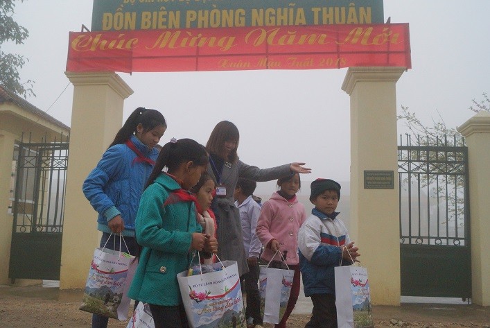 Nhiều em học sinh nghèo vượt khó học giỏi ở huyện Quản Bạ đã được đoàn công tác trao tặng áo ấm mới vào sáng 27/1