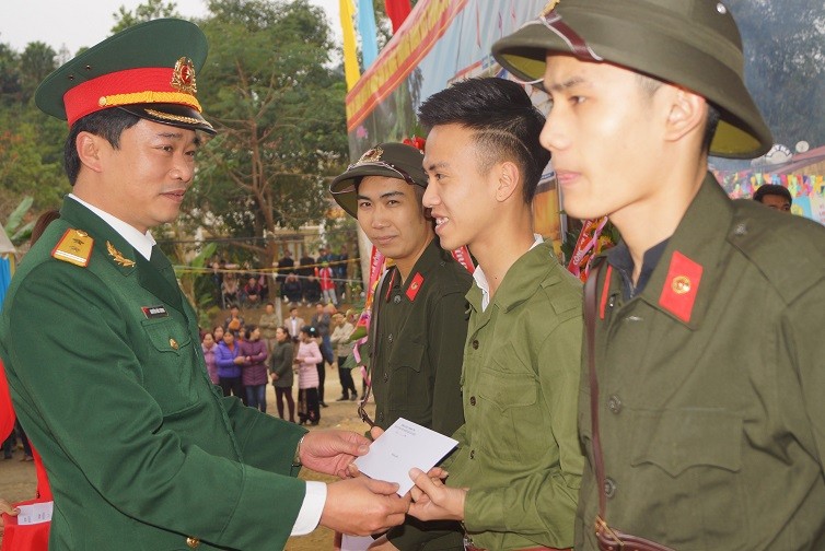 Trung tá Nguyễn Đức Cương, Phó trưởng Ban Thanh niên Quân đội trao quà động viên các tân binh thành phố Bắc Kạn