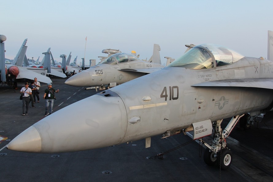 Cận cảnh kho vũ khí 'khủng' trên tàu sân bay USS Carl Vinson ở Đà Nẵng