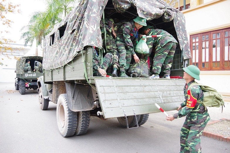 Cán bộ, chiến sỹ Bộ CHQS tỉnh Nghệ An hành quân di chuyển làm nhiệm vụ chuẩn bị chiến đấu bảo vệ khu vực phòng thủ tỉnh