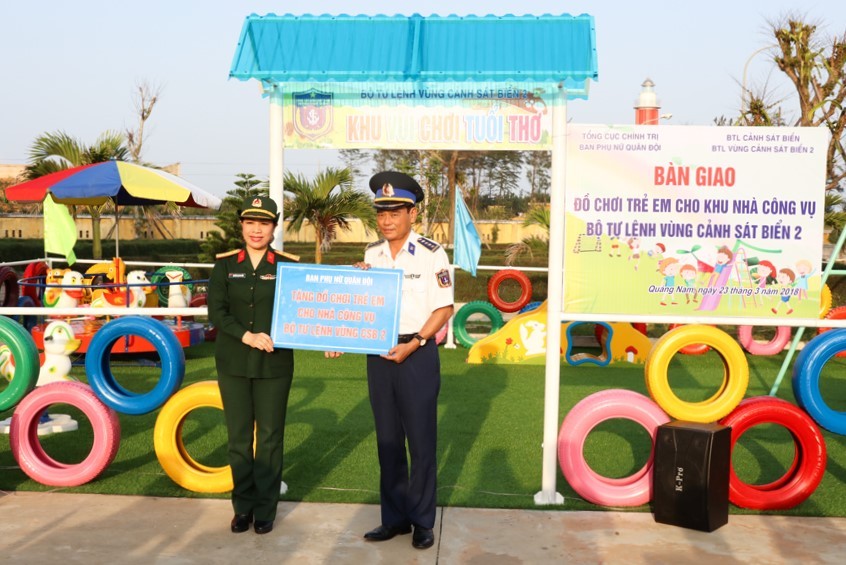 Đại diện Ban Phụ nữ Quân đội trao tặng đồ chơi cho “Khu vui chơi tuổi thơ” cho Nhà công vụ BTL Vùng Cảnh sát biển 2. Ảnh: CTV