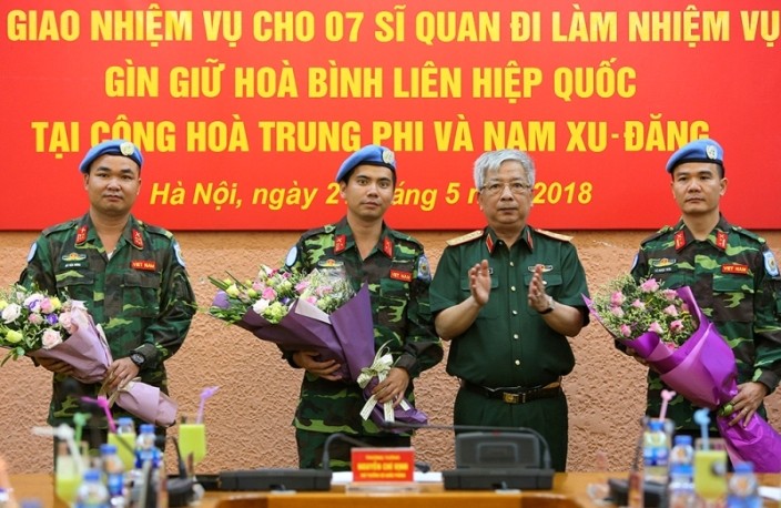 Lãnh đạo Bộ Quốc phòng chúc mừng các sĩ quan gìn giữ hoà bình vừa hoàn thành nhiệm vụ trở về nước. Ảnh: Nguyễn Minh