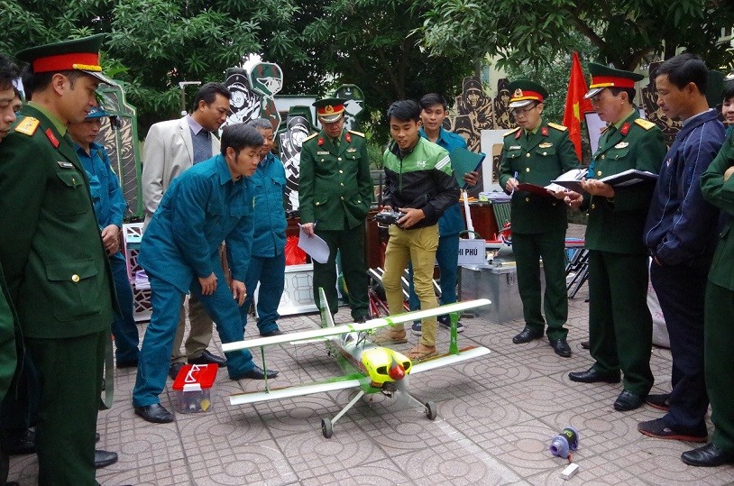 Mô hình máy bay phục vụ huấn luyện bắn súng và chiến thuật của Ban CHQS xã Nghi Phú, thành phố Vinh