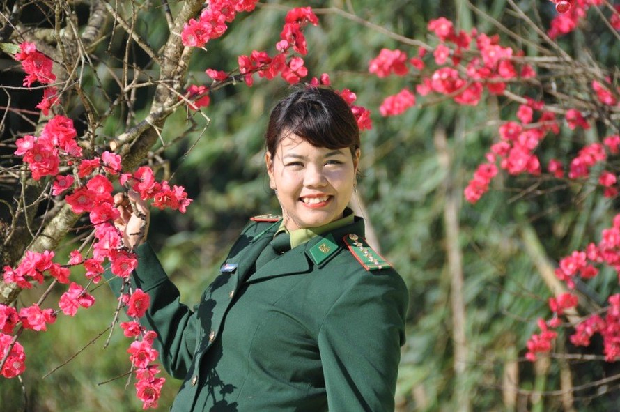 Nữ chiến sĩ quân hàm xanh dệt mùa xuân biên cương