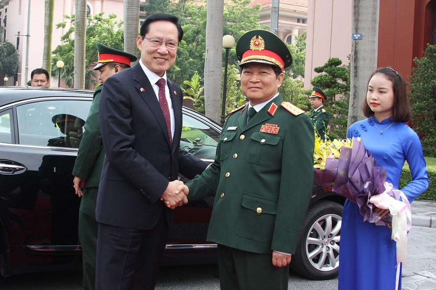 Đại tướng Ngô Xuân Lịch đón Bộ trưởng Quốc phòng Hàn Quốc Song Young-moo tới Hà Nội dự hội đàm