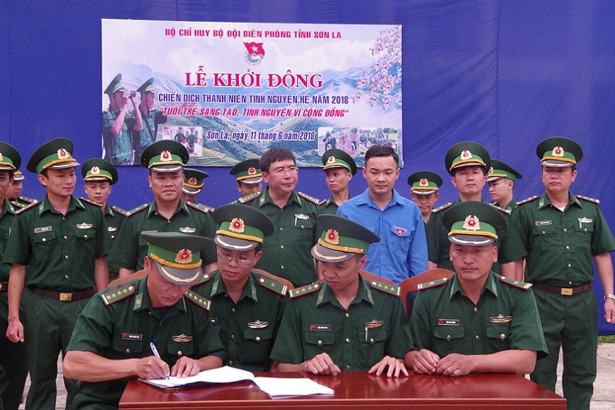  Đại diện các chi đoàn trong lực lượng biên phòng Sơn La ký giao ước thi đua