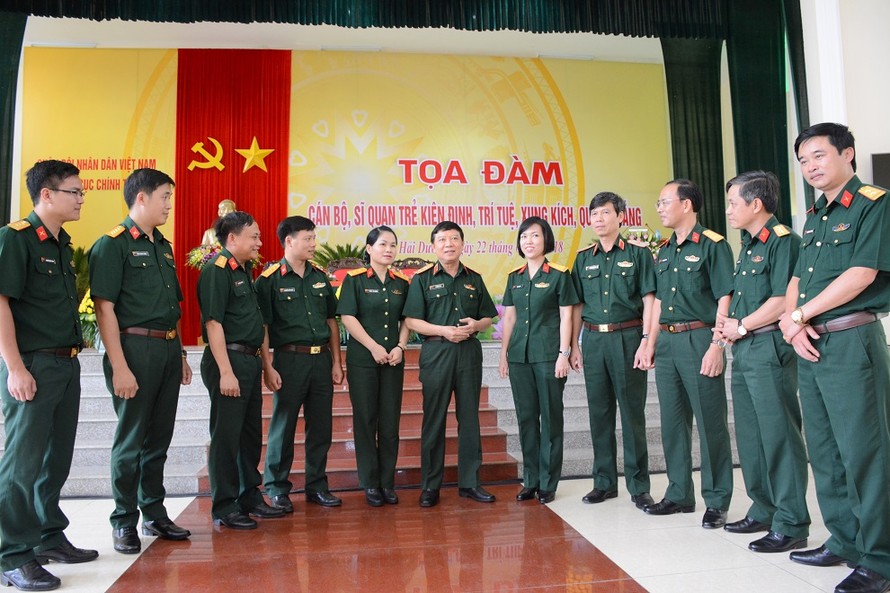 Trung tướng Lê Hiền Vân cùng lãnh đạo các đơn vị và đại biểu cán bộ, sĩ quan trẻ trao đổi tại tọa đàm